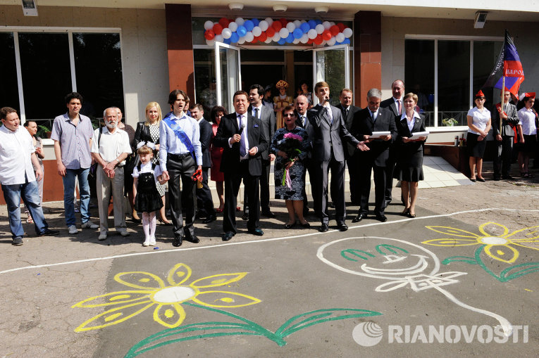 Ппевец Иосиф Кобзон (в центре) в Донецке во время посещения общеобразовательной школы № 47, где состоялся праздник Последний звонок.