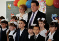 Иосиф Кобзон в Донецке во время посещения общеобразовательной школы № 47, где состоялся праздник Последний звонок