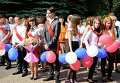 Ученики общеобразовательной школы № 47 города Донецка во время праздника Последний звонок
