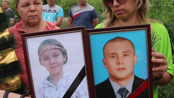 Прощание с погибшими в Горловке отцом и 11-летней дочерью. Видео