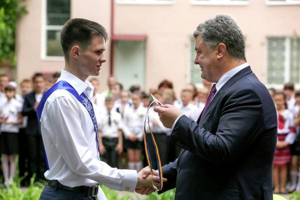 Петр Порошенко на празднике последнего звонка в Славянске