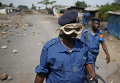Полицейский патрулирует улицы во время акции протеста против решения президента Пьера Нкурунзиза баллотироваться на третий срок в Бужумбуре, Бурунди