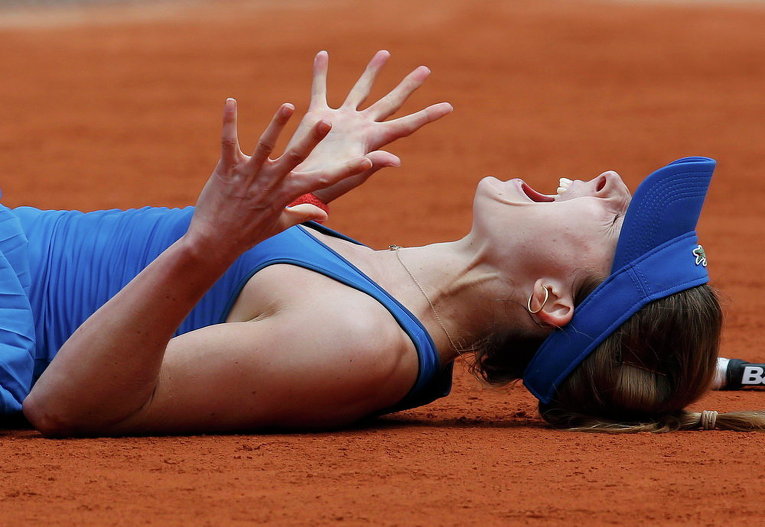 Ализе Корне из Франции празднует победу на теннисном турнире Открытого чемпионата Франции на стадионе Roland Garros в Париже