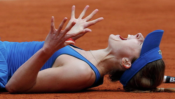 Ализе Корне из Франции празднует победу на теннисном турнире Открытого чемпионата Франции на стадионе Roland Garros в Париже