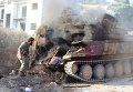 Член Аль-Каиды у горящего танка. Архивное фото