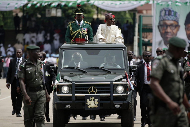 Новый президент Нигерии, Мухаммаду Бухари, приветствует своих сторонников во время его инаугурации в Абуджа, Нигерия