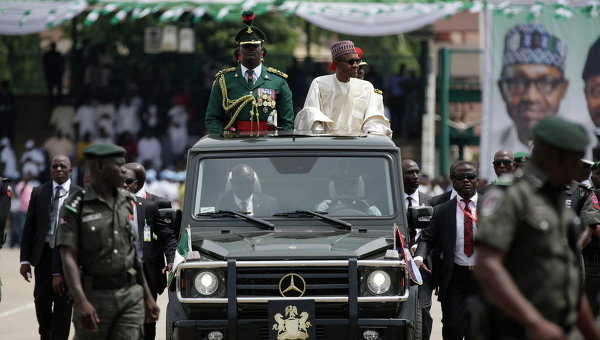 Новый президент Нигерии, Мухаммаду Бухари, приветствует своих сторонников во время его инаугурации в Абуджа, Нигерия