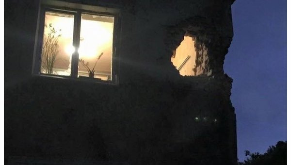 В Донецке в ходе обстрела в квартиру попал снаряд