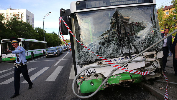 Автобус врезался в трамвайную остановку в Москве