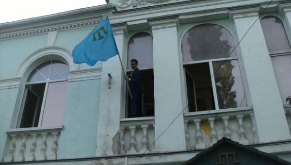 Неизвестные сняли крымскотатарский флаг со здания Меджлиса в Симферополе