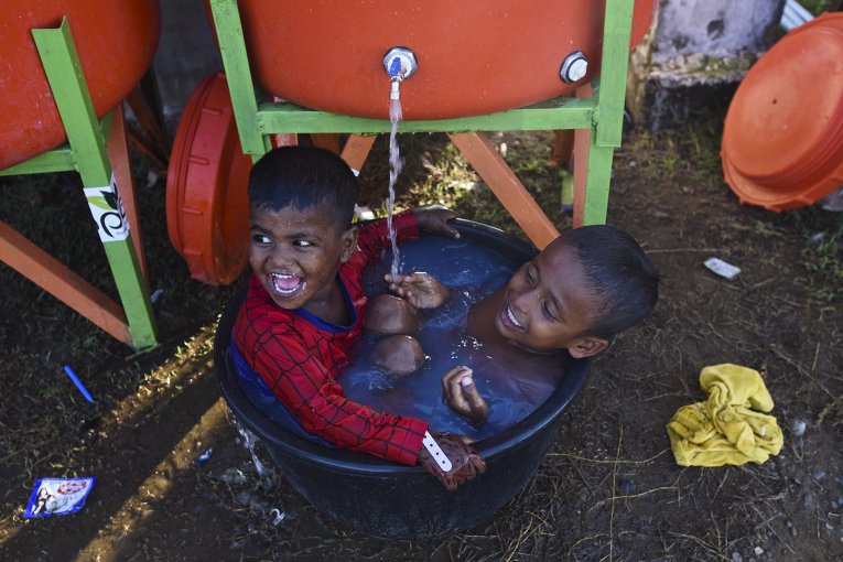 Дети играют во временном приюте в провинции Ачех, Индонезия