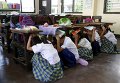 Ученики прячутся под партами во время землетрясения в Маниле на Филиппинах