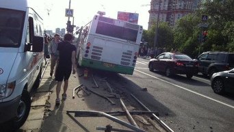 Автобус протаранил трамвайную остановку в Москве