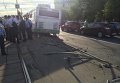Автобус протаранил трамвайную остановку в Москве