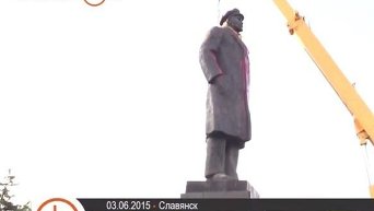 В Славянске демонтировали памятник Ленину. Видео