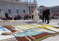 Папа Франциск прибыл на свою еженедельную аудиенцию на площади Святого Петра в Ватикане