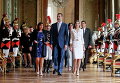 Мэр Парижа Энн Идальго сопровождает испанского короля Фелипе VI и королеву Летицию по прибытии в мэрию в Париже