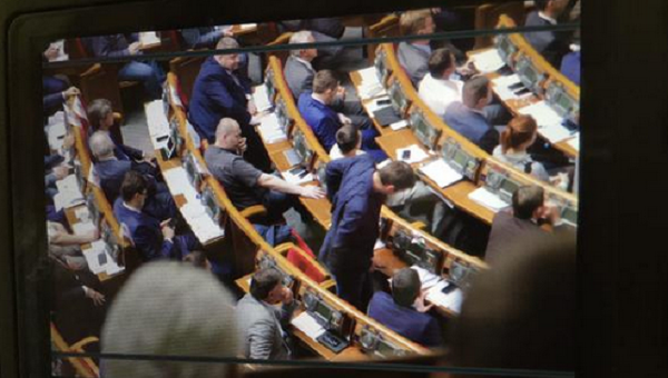 Владимир Парасюк покинул зал заседаний во время выступления Петра Порошенко
