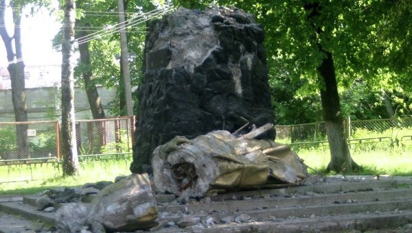 Правый сектор снес памятник Дзержинскому в Ровенской области