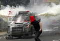 Столкновения студентов с полицией во время акции протеста против правительства в Вальпараисо