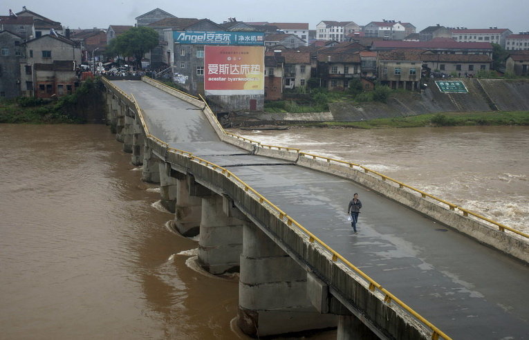 Мост, поврежденный паводковыми водами после ливня в провинции Хунань, Китай
