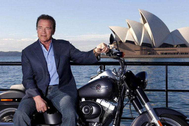 Американский актер Арнольд Шварценеггер позирует на мотоцикле во время промо-акции на австралийской премьере фильма Terminator Genisys