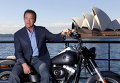 Американский актер Арнольд Шварценеггер позирует на мотоцикле во время промо-акции на австралийской премьере фильма Terminator Genisys
