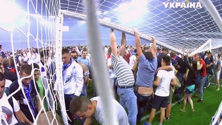 Фанаты ломают ворота на НСК Олимпийский