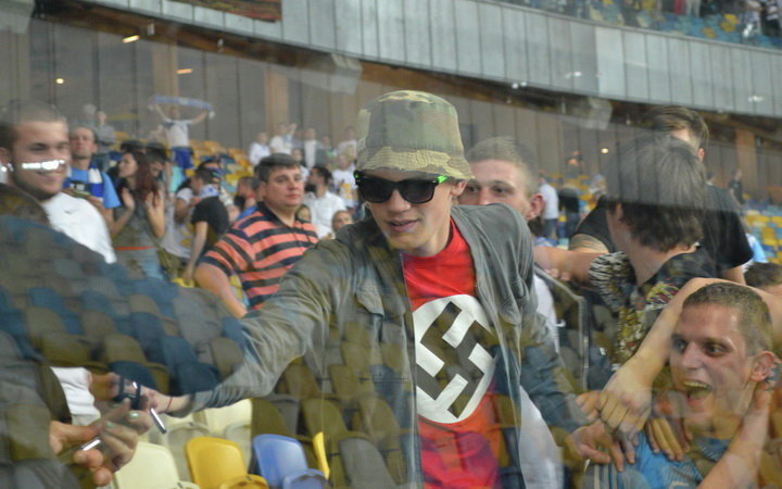 Неонацисты среди фанатов на Кубке Украины (финал) Динамо - Шахтер