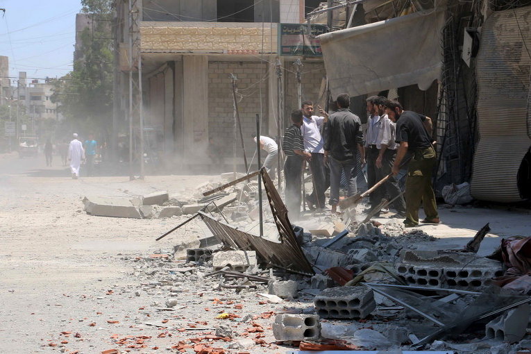 Мужчины собирают мусор после авиаударов по Дамаску