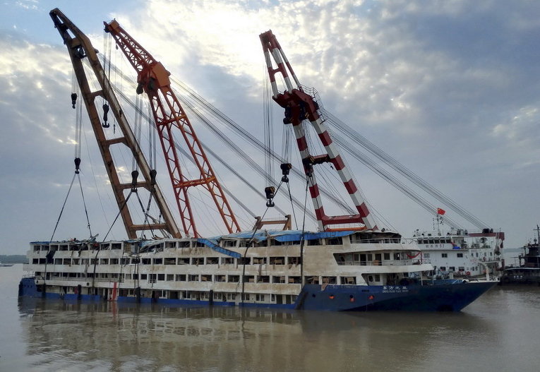 Потерпевшее крушение круизное судно Восточная звезда вытащили из реки Янцзы в провинции Хубэй, Китай