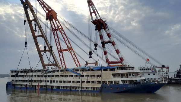 Потерпевшее крушение круизное судно Восточная звезда вытащили из реки Янцзы в провинции Хубэй, Китай