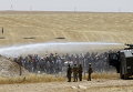 Турецкие военные используют водометы, чтобы остановить сирийских беженцев, которые хотят проникнуть в Турцию