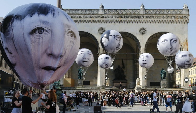 Агитационные воздушные шары с изображением лидеров стран-членов G7 в Мюнхене, Германия