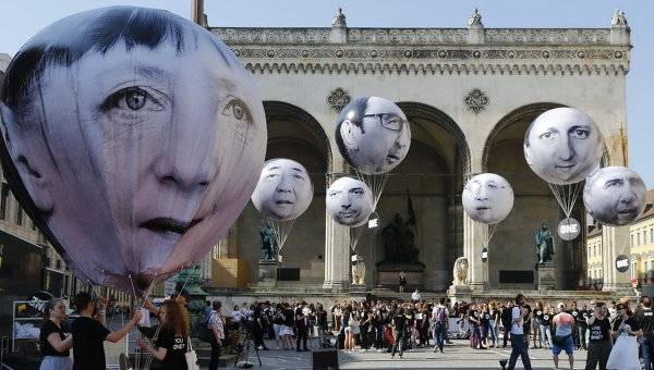 Агитационные воздушные шары с изображением лидеров стран-членов G7