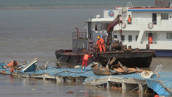 Китайские спасатели подняли на поверхность затонувшее судно Звезда Востока
