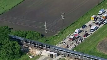 Поезд компании Amtrak столкнулся с грузовиком возле Чикаго. Видео