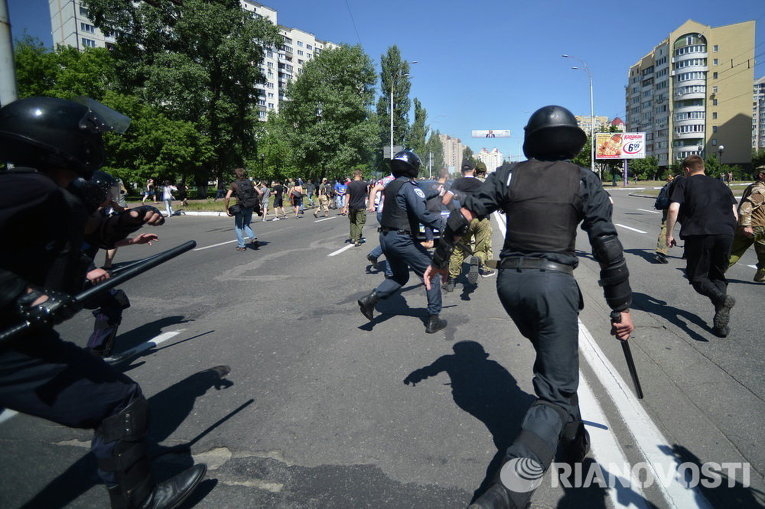 Милиция гонится за неизвестными, напавшими на участников гей-марша в Киеве