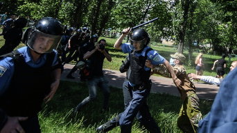 Столкновения милиции и неизвестных на Марше Равенства в Киеве