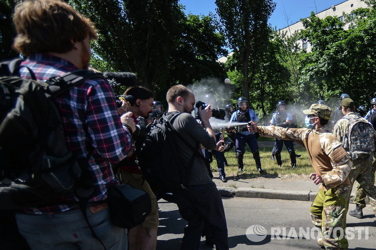 Столкновения милиции и неизвестных на Марше равенства в Киеве