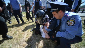 Столкновения милиции и неизвестных на Марше равенства в Киеве