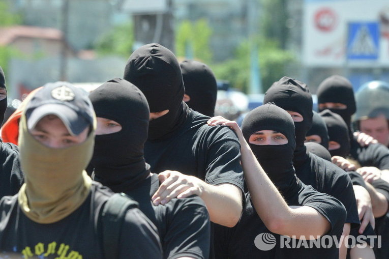 Неизвестные в окружении милиции на Марше Равенства в Киеве