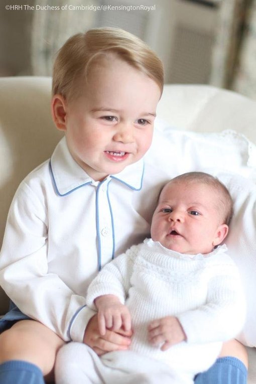 Принц Кембриджский Джордж и новорожденная принцесса Шарлотта