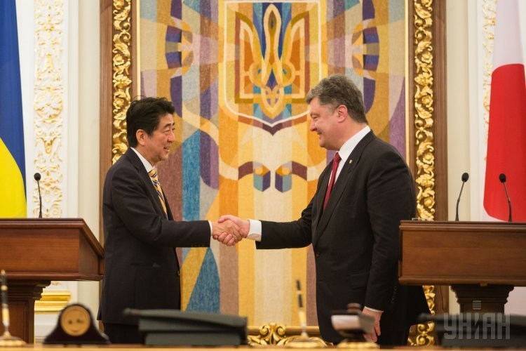Премьер-министр Японии Синдзо Абэ и президент Петр Порошенко