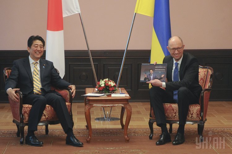 Премьер-министр Японии Синдзо Абэ и премьер Украины Арсений Яценюк