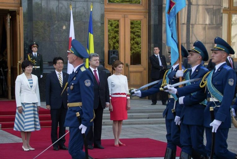 Премьер-министр Японии Синдзо Абэ и президент Петр Порошенко с супругами