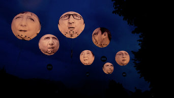 Гигантские надувные шары с портретами участником саммита