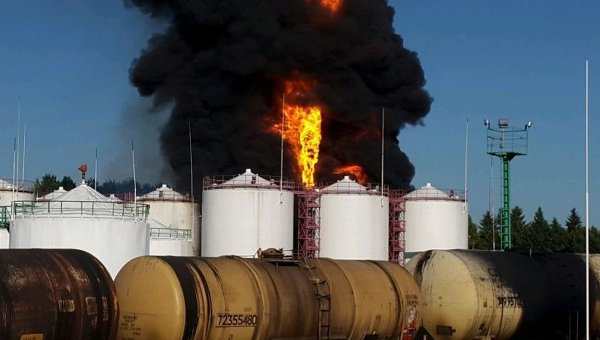В Василькове горит нефтебаза