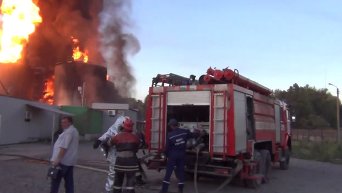 Пожарный поезд прибыл к месту пылающей нефтебазе в Василькове. Видео