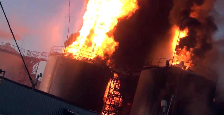 Пожар на нефтехранилище под Киевом
